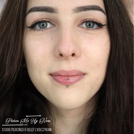 piercing-poznan-przeklucie-wargi-vertical-labret-girl.jpg