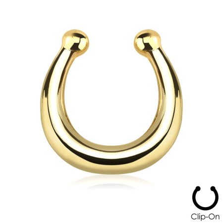 Gładki złoty fake septum z mosiądzu z powłoką PVD. Wymiary: 10x12x2,5 mm. Nie wymaga przekłucia! Idealny, jeśli chcesz wypróbować look septum lub szukasz efektownego dodatku na imprezę.