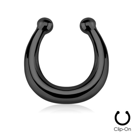Gładki czarny fake septum z mosiądzu z powłoką PVD. Wymiary: 10x12x2,5 mm. Nie wymaga przekłucia! Idealny, jeśli chcesz wypróbować look septum lub szukasz efektownego dodatku na imprezę.