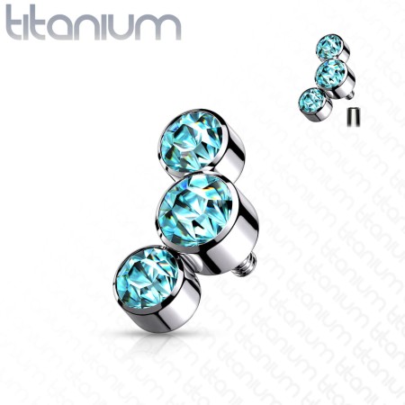 Tytanowy labret z 3 niebieskimi kryształkami Swarovski (4–2 mm). Wykonany z tytanu G23, idealny na świeże przekłucia i dla alergików. Gwint wewnętrzny 0,9 mm, pręt 1,2 mm. Nakrętka 9,8 mm. Pasuje do helix, lobe, conch i flat helix.