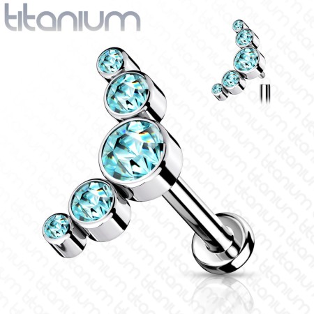 Tytanowy labret z pięcioma niebieskimi cyrkoniami Swarovski (od 4 do 2 mm). Idealny do świeżych przekłuć i dla alergików. Wykonany z tytanu G23. Gwint wewnętrzny 0,9 mm, pręt 1,2 mm. Pasuje do helix, lobe, conch, flat.