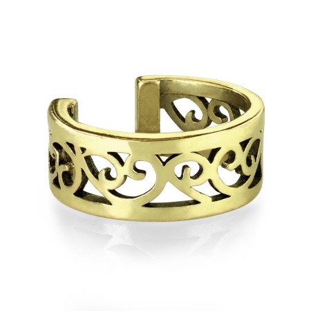 Złota nausznica earcuff z szerokim filigranowym zdobieniem, wykonana z mosiądzu z powłoką IP w kolorze antycznego złota Nie wymaga przekłucia, można ją delikatnie zgiąć dla idealnego dopasowania. Średnica 8,5 mm.