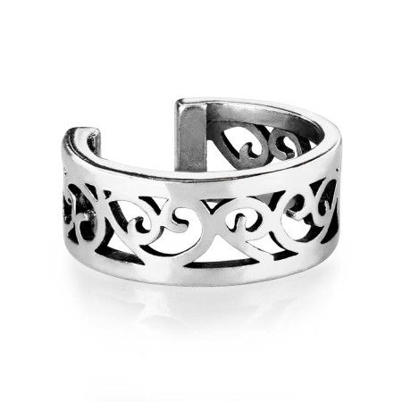 Nausznica earcuff ze srebrnym filigranowym zdobieniem. Wykonana z mosiądzu z powłoką IP w kolorze antycznego srebra. Nie wymaga przekłucia, można ją delikatnie zgiąć dla idealnego dopasowania. Średnica 10 mm, grubość obręczy 5 mm.