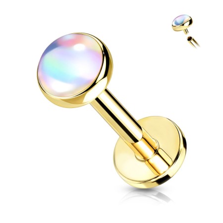 Złoty labret z białym opalizującym kamieniem Iridescent Stone, mieniącym się kolorowymi odblaskami. Dostępny w długościach 6 i 8 mm. Idealny do ucha i wargi. Stal chirurgiczna 316L z powłoką PVD.