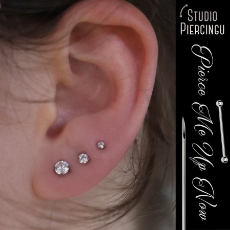 Labrety z białymi cyrkoniami o różnych wielkościach cyrkonii pokazane na przekłuciach w płatku ucha