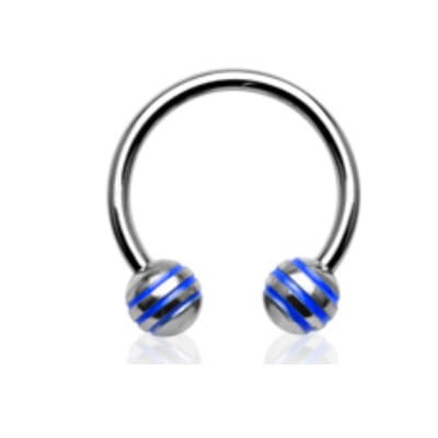 Klasyczna podkówka ze stali chirurgicznej 316L z kulkami 4 mm ozdobionymi niebieskimi wyżłobionymi paskami. Idealna do septum, daith, lip ring i brwi. Typ gwintu: zewnętrzny.