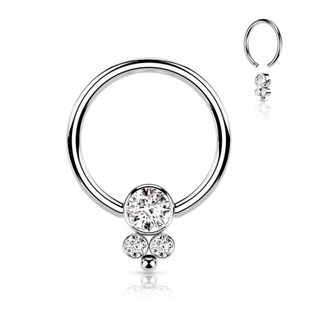 Kółeczko CBR ze stali 316l z clusterem z 3 cyrkonii i kuleczkami w geometrycznym kształcie. Pasuje do septum, daith, lobe, helix, tragus i conch. Zamykane kulką/dyskiem, łatwe do zakładania.