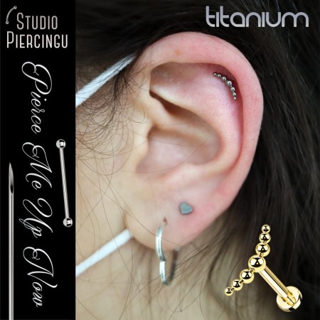 tytanowy labret z clusterem z malutkich kuleczek, tworzących łuk zaprezentowany w przekłuciu helix