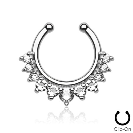 Fake septum Multi Crystals  ozdobione białymi kryształkami i malutkimi kuleczkami. Wykonany z mosiądzu z powłoką rodu. Wymiary: 14,8 x 16,5 mm. Nie wymaga przekłucia — idealny na imprezę lub do sprawdzenia stylu.