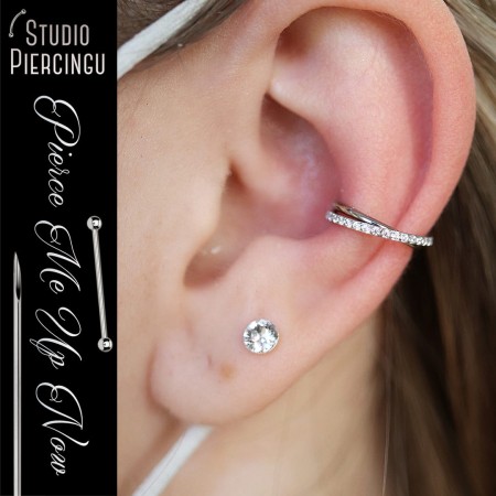 Clicker z plecionką i cyrkoniami zaprezentowany w przekłuciu conch