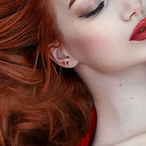 kolczyk-do-ucha-wazka-na uchu-rudowłosej dziewczyny