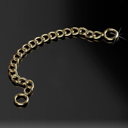 Złoty łańcuszek łącznik do piercingu nosa, na czarnym tle