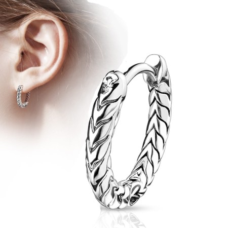 Kółeczko huggie o średnicy 16 mm ze żmijowym splotem. Zapięcie typu click. Wykonane ze stali chirurgicznej 316L z powłoką koloru postarzanego srebra.