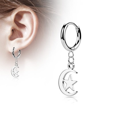 kółeczko huggie Moon and Star – z uroczą zawieszką w kształcie księżyca i gwiazdy. Idealne do przekłuć typu lobe. Wykonane ze stali chirurgicznej 316L z powłoką PVD.