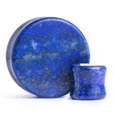 Tunel z kamienia lapis lazuli o średnicy 14 mm. Wnętrze wyprofilowane, co zapobiega wypadaniu z ucha. Kolor i odcień mogą różnić się od modelu na zdjęciu.