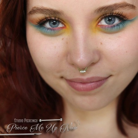 kolczyk do nosa z koralikami i białymi cyrkoniami w przekłuciu septum