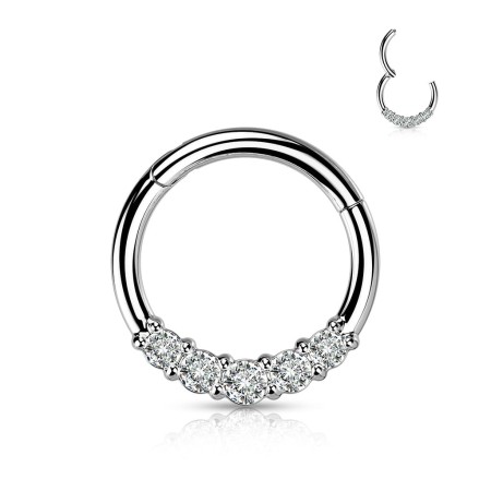 srebrne kółeczko clicker z 5 białymi kryształkami. Idealny do septum i Daith. System zamykania na klik ułatwia samodzielny montaż. Wykonany ze stali chirurgicznej 316L,