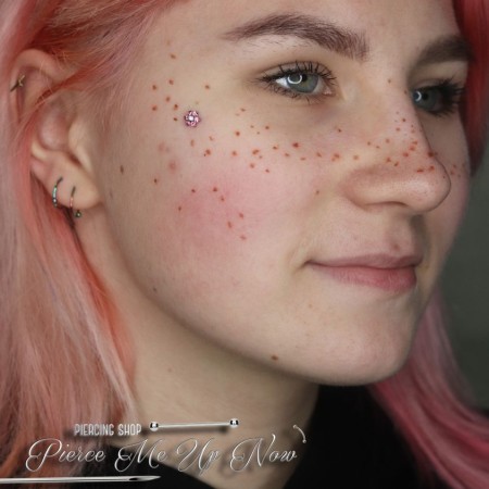 microdermal-nakretka-rozowy-kwiatek.jpg
