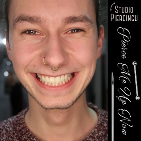 Złote kółeczko typu clicker Burnished Spikes zaprezentowane w przekłuciu septum