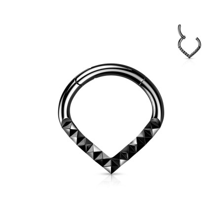 Charakterne kółeczko clicker Black Triangle w kształcie litery V, idealne do piercingu septum i daith. Wykonane ze stali chirurgicznej 316L z trwałą powłoką PVD, zapewnia stylowy i wyrazisty wygląd.