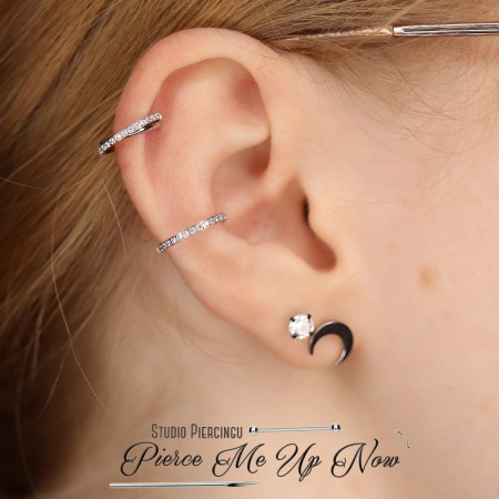 Clicker z plecionką i cyrkoniami zaprezentowany w przekłuciu helix