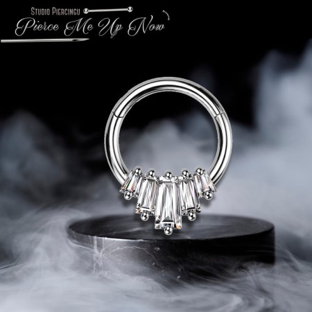 Clicker z wachlarzem z cyrkonii w szlifie bagietkowym. Stylowa elegancja na co dzień i od święta. Idealny do septum i Daith – klasyczna forma z nowoczesnym blaskiem dla subtelnie wyrazistego looku.