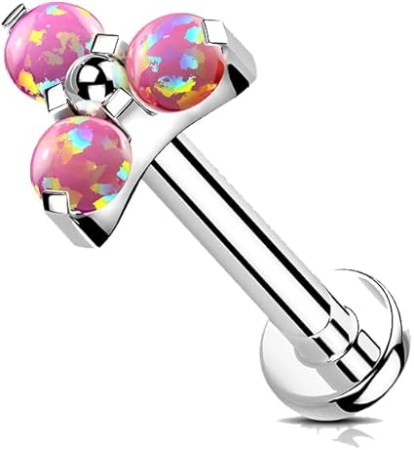 Tytanowy labret z trzema różowymi opalami o średnicy 2 mm, pręt labreta w kolorze naturalnym stali.  Idealny na świeże przekłucia i dla alergików na nikiel. Pasuje do helix, lobe, conch, tragus oraz piercingu wargi.