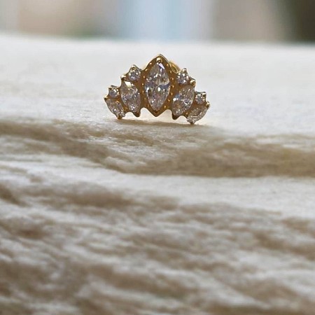 Elegancki labret z tytanu ozdobiony 9 cyrkoniami w kształcie korony. Hipoalergiczny, idealny do piercingu wargi, ucha lub concha.