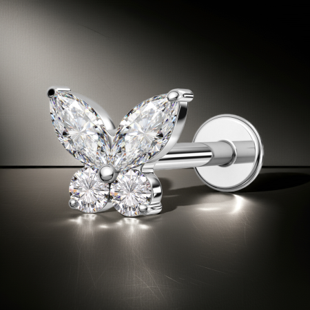 kolczyk typu labret z nakrętką o kształcie motylka złożonego z białych cyrkonii