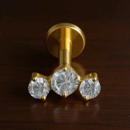 Tytanowy labret złoty łuk 3 cyrkonie