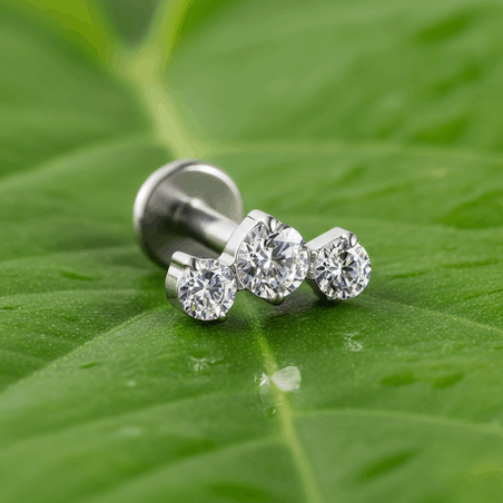 Przejdź do produktu Tytanowy cluster labret 3 White Swarovski Crystals