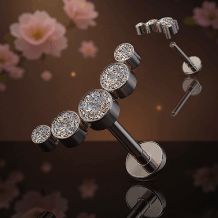 Ten elegancki labret typu cluster zdobi pięć lśniących cyrkonii kubicznych, które układają się w harmonijny łuk.