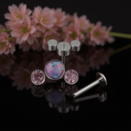 Starannie osadzone kamienie tworzą subtelny łuk, a kontrast pomiędzy głębią fioletu a pastelowym różem nadaje całości elegancji i nowoczesnego charakteru.