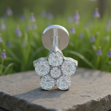 Labret tytanowy kwiatek z białymi cyrkoniami o średnicy 5 mm. Gwint wewnętrzny. Wykonany z tytanu chirurgicznego G23, bezpieczny dla alergików i świeżych przekłuć.