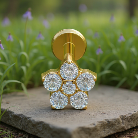 Ten wyjątkowy labret z nakrętką w kształcie kwiatka to połączenie luksusowego wyglądu z najwyższą jakością wykonania. Stworzony z tytanu ASTM F-136 klasy implantologicznej i pokryty trwałą powłoką PVD w odcieniu złota