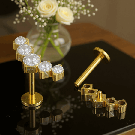 Złoty labret typu cluster – pięć cyrkonii w harmonijnym łuku