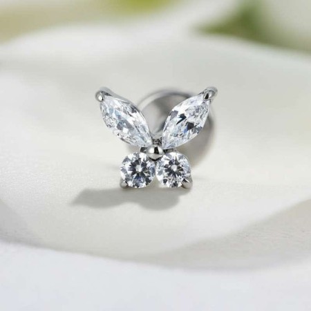 Labret w formie motyla to połączenie lekkości natury z trwałością nowoczesnych materiałów. Wykonany z tytanu G23 – jednego z najbardziej cenionych metali w piercingu – gwarantuje hipoalergiczność, lekkość oraz pełną odporność na korozję.