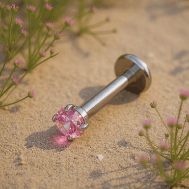 Labret z różową cyrkonią kubiczną to biżuteria, która łączy delikatną elegancję z subtelnym, romantycznym akcentem. Wykonany z tytanu ASTM F-136