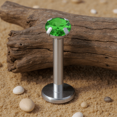 Labret z zieloną cyrkonią kubiczną – elegancja w barwach szmaragdu