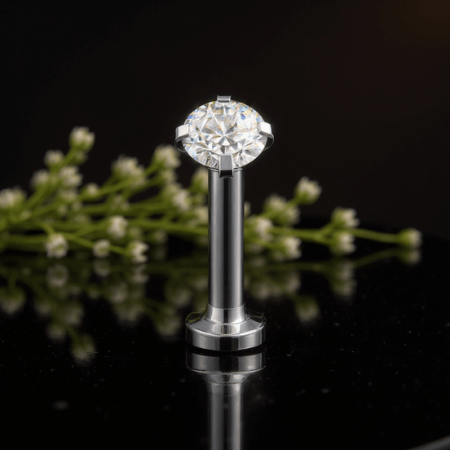 Labret z białą cyrkonią na gwincie wewnętrznym to klasyk wśród biżuterii piercingowej – prosty, elegancki i ponadczasowy. Wykonany z tytanu ASTM F-136, c