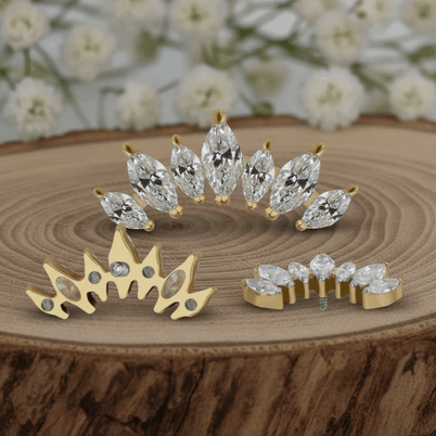 labret, którego ozdobą jest wachlarz z siedmiu cyrkonii kubicznych w szlifie markiza. Kamienie o różnych rozmiarach zostały ułożone w subtelną gradację, tworząc harmonijną kompozycję przypominającą miniaturowy wachlarz.