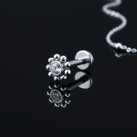 Piękny, minimalistyczny labret z kryształkiem otoczonym malutkimi kuleczkami.