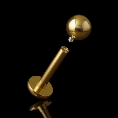 Tytanowy kolczyk labret w kolorze złotym z powłoką PVD. Wewnętrzny gwint zapewnia wygodę i higienę. Idealny do piercingu ust, chrząstki czy tragusa. Trwały, hipoalergiczny i odporny na korozję.