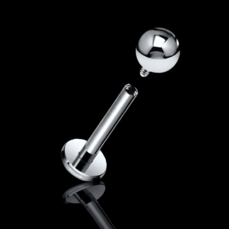 Tytanowy kolczyk labret w kolorze naturalnym. Wewnętrzny gwint dla wygody i higieny. Idealny do piercingu ust, chrząstki czy tragusa. Hipoalergiczny, trwały i odporny na korozję. Lustrzany połysk dla eleganckiego wyglądu.