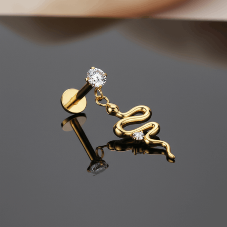 zawieszką w kształcie kryształowego węża o długości 15,4 mm.