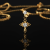Labret Gold Cross Dangle z białą cyrkonią i delikatną zawieszką w kształcie krzyżyka zdobionego kryształkami.
