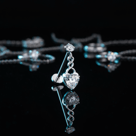 Labret Heart Dangle z 3 mm białą cyrkonią i zawieszką w kształcie kryształowego serduszka.