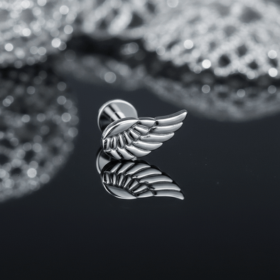 Tytanowy Labret Skrzydło – delikatny labret ze skrzydełkiem 7,6 mm, dodający lekkości i elegancji.