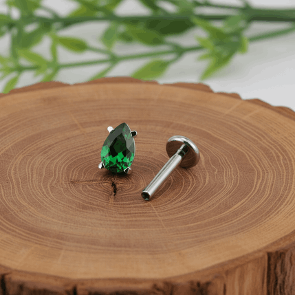 Kolczyk wykonano z tytanu ASTM F-136 klasy implantologicznej – metalu hipoalergicznego, w pełni bezpiecznego nawet dla świeżych przekłuć.