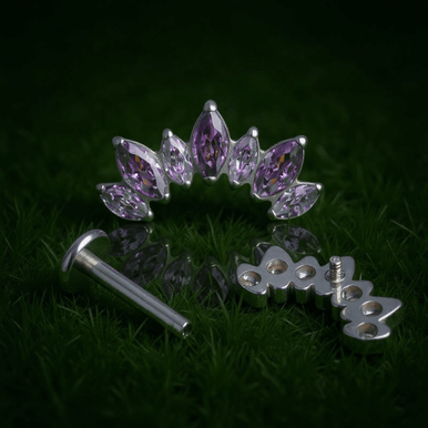 Kamienie ułożono w efektowną gradację barw i rozmiarów – od drobnych, jasnofioletowych cyrkonii w odcieniu ametystu, przez nieco większe kamienie w głębszym fiolecie, aż po centralną, największą cyrkonię w intensywnym kolorze lawendy.